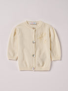 Der Strick-Cardigan von AMIO Firenze ist dank seiner weichen, leichten und wärmenden Eigenschaften der perfekte Begleiter für kühlere Tage. Sein klassisches Design macht es zu einem eleganten Kleidungsstück, das man immer wieder zu festlichen oder alltäglichen Outfits kombiniert. Die echten Perlmuttknöpfe und die Blumenstickerei verleihen dem Cardigan eine besonders edle Note.

Höchste Qualität, bestes Preis-Leistungs-Verhältnis MADE IN ITALY.