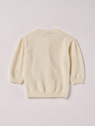 Der Strick-Cardigan von AMIO Firenze ist dank seiner weichen, leichten und wärmenden Eigenschaften der perfekte Begleiter für kühlere Tage. Sein klassisches Design macht es zu einem eleganten Kleidungsstück, das man immer wieder zu festlichen oder alltäglichen Outfits kombiniert. Die echten Perlmuttknöpfe und die Blumenstickerei verleihen dem Cardigan eine besonders edle Note.

Höchste Qualität, bestes Preis-Leistungs-Verhältnis MADE IN ITALY.