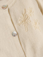 Der Strick-Cardigan von AMIO Firenze ist dank seiner weichen, leichten und wärmenden Eigenschaften der perfekte Begleiter für kühlere Tage. Sein klassisches Design macht es zu einem eleganten Kleidungsstück, das man immer wieder zu festlichen oder alltäglichen Outfits kombiniert. Die echten Perlmuttknöpfe und die Blumenstickerei verleihen dem Cardigan eine besonders edle Note.

Höchste Qualität, bestes Preis-Leistungs-Verhältnis MADE IN ITALY.