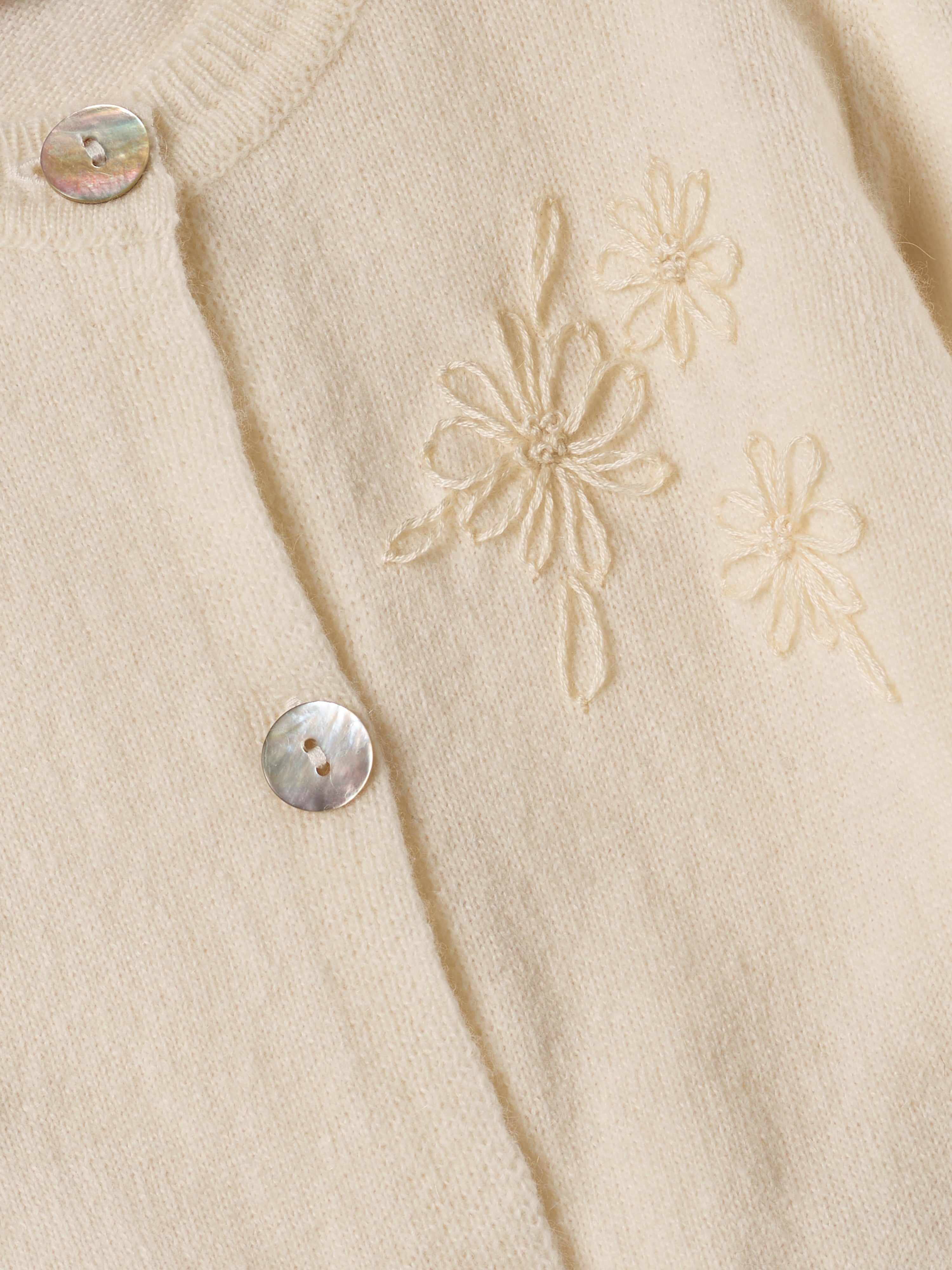 Der Strick-Cardigan von AMIO Firenze ist dank seiner weichen, leichten und wärmenden Eigenschaften der perfekte Begleiter für kühlere Tage. Sein klassisches Design macht es zu einem eleganten Kleidungsstück, das man immer wieder zu festlichen oder alltäglichen Outfits kombiniert. Die echten Perlmuttknöpfe und die Blumenstickerei verleihen dem Cardigan eine besonders edle Note.

Höchste Qualität, bestes Preis-Leistungs-Verhältnis MADE IN ITALY.