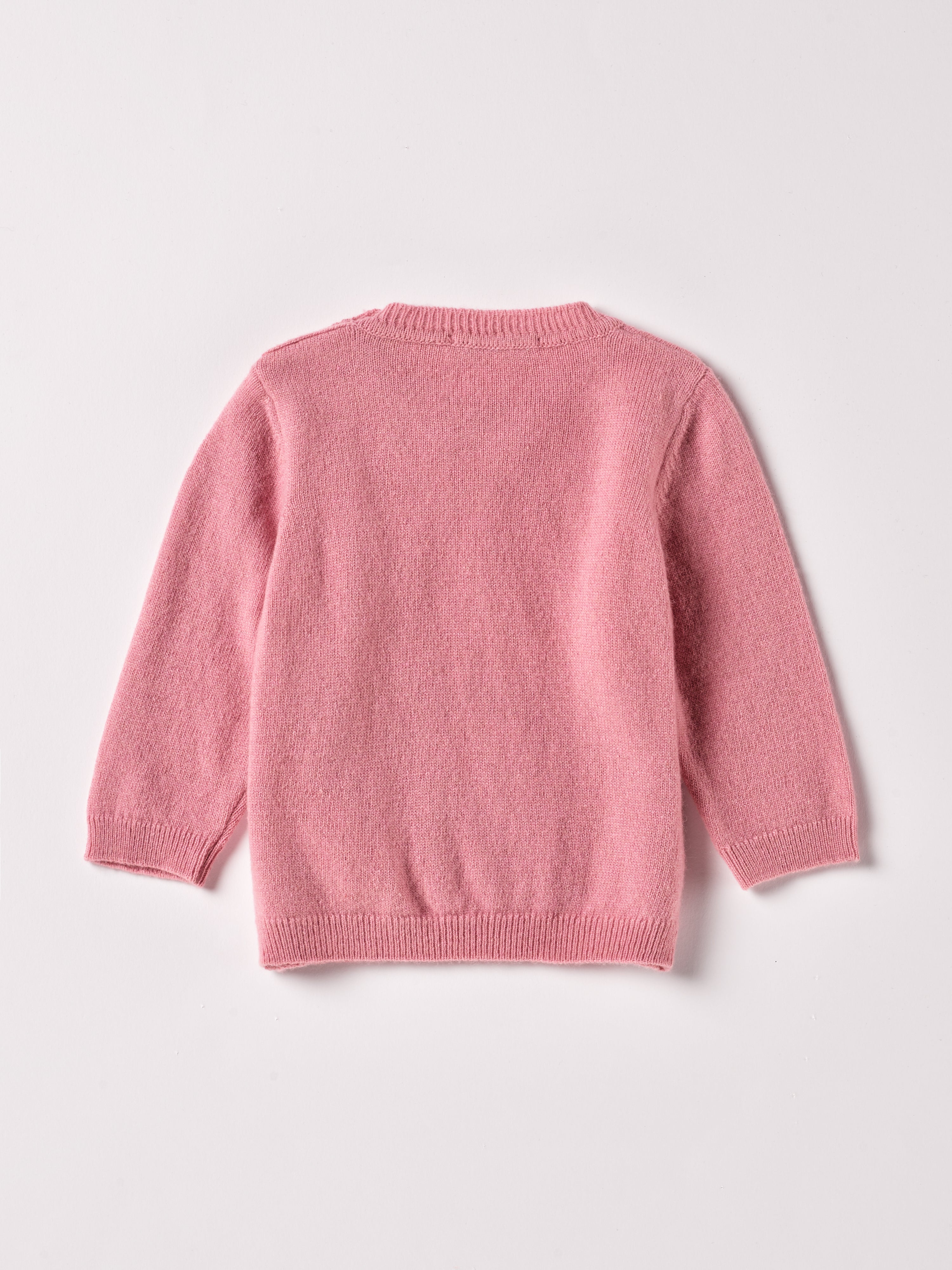 Der weiche und wärmespendende Strickpullover von AMIO Firenze ist der perfekte Begleiter für die kalte Jahreszeit. Vielseitig kombinierbar und aufgrund der Materialzusammensetzung strapazierfähig für den Alltag. Das eingewebte Blumenmuster und die echten Perlmuttknöpfe verleihen dem Pullover eine besonders niedliche Note. Maximaler Tragekomfort, gepaart mit einer herausragenden Passform.

Höchste Qualität, bestes Preis-Leistungs-Verhältnis MADE IN ITALY.