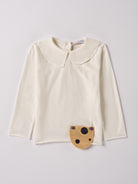 Die modische Bluse für Mädchen von AMIO Firenze ist aus weicher Baumwolle gefertigt und bietet durch das Innenflanell ein äußerst angenehmes Tragegefühl. Der Design-Kragen verleiht der Bluse einen besonders stilvollen Touch. Das Accessoire (Tasche) ist mit zwei Knöpfen an der Bluse fixiert und nach Bedarf abnehmbar.

Höchste Qualität, bestes Preis-Leistungs-Verhältnis MADE IN ITALY.