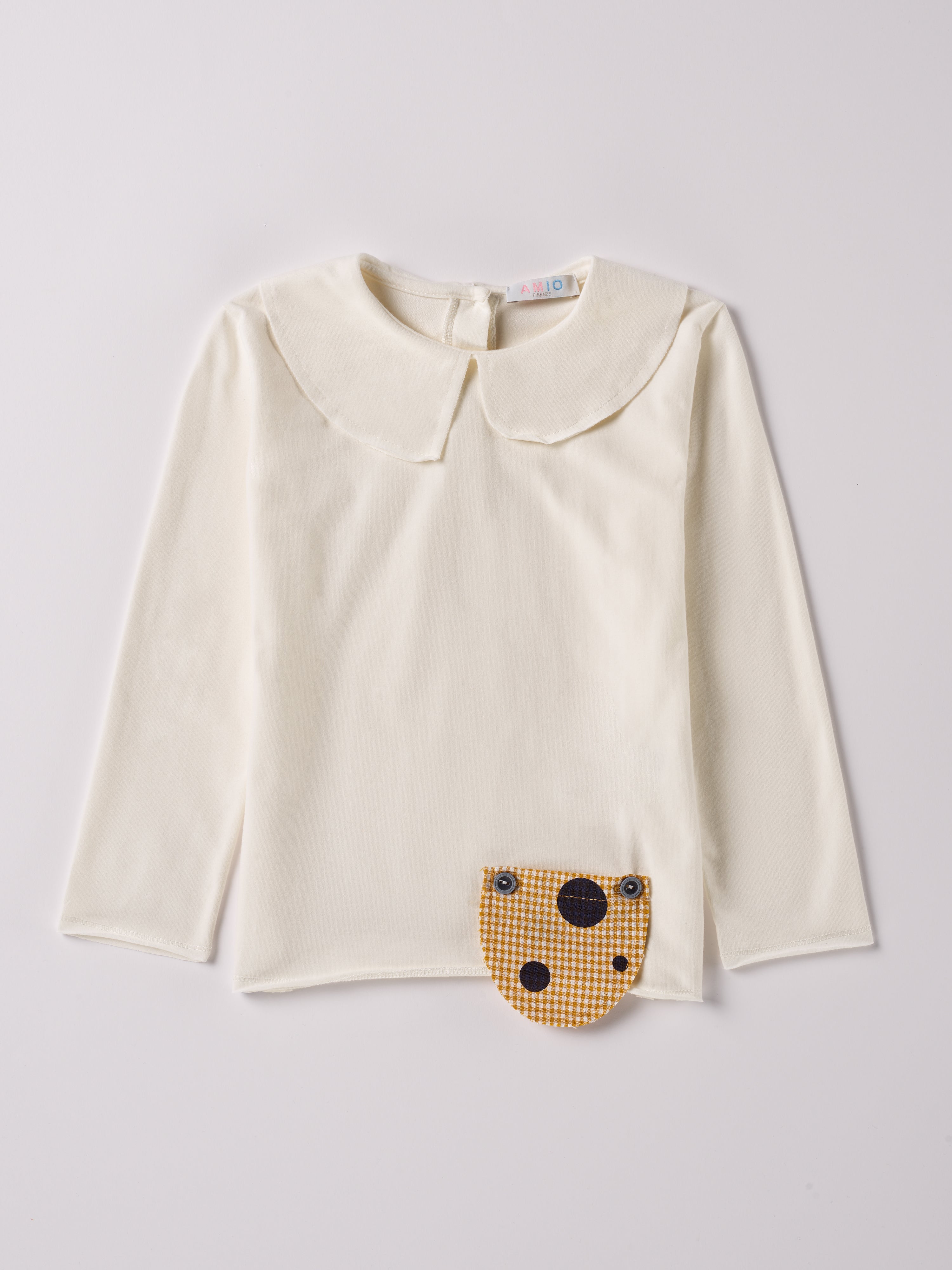 Die modische Bluse für Mädchen von AMIO Firenze ist aus weicher Baumwolle gefertigt und bietet durch das Innenflanell ein äußerst angenehmes Tragegefühl. Der Design-Kragen verleiht der Bluse einen besonders stilvollen Touch. Das Accessoire (Tasche) ist mit zwei Knöpfen an der Bluse fixiert und nach Bedarf abnehmbar.

Höchste Qualität, bestes Preis-Leistungs-Verhältnis MADE IN ITALY.