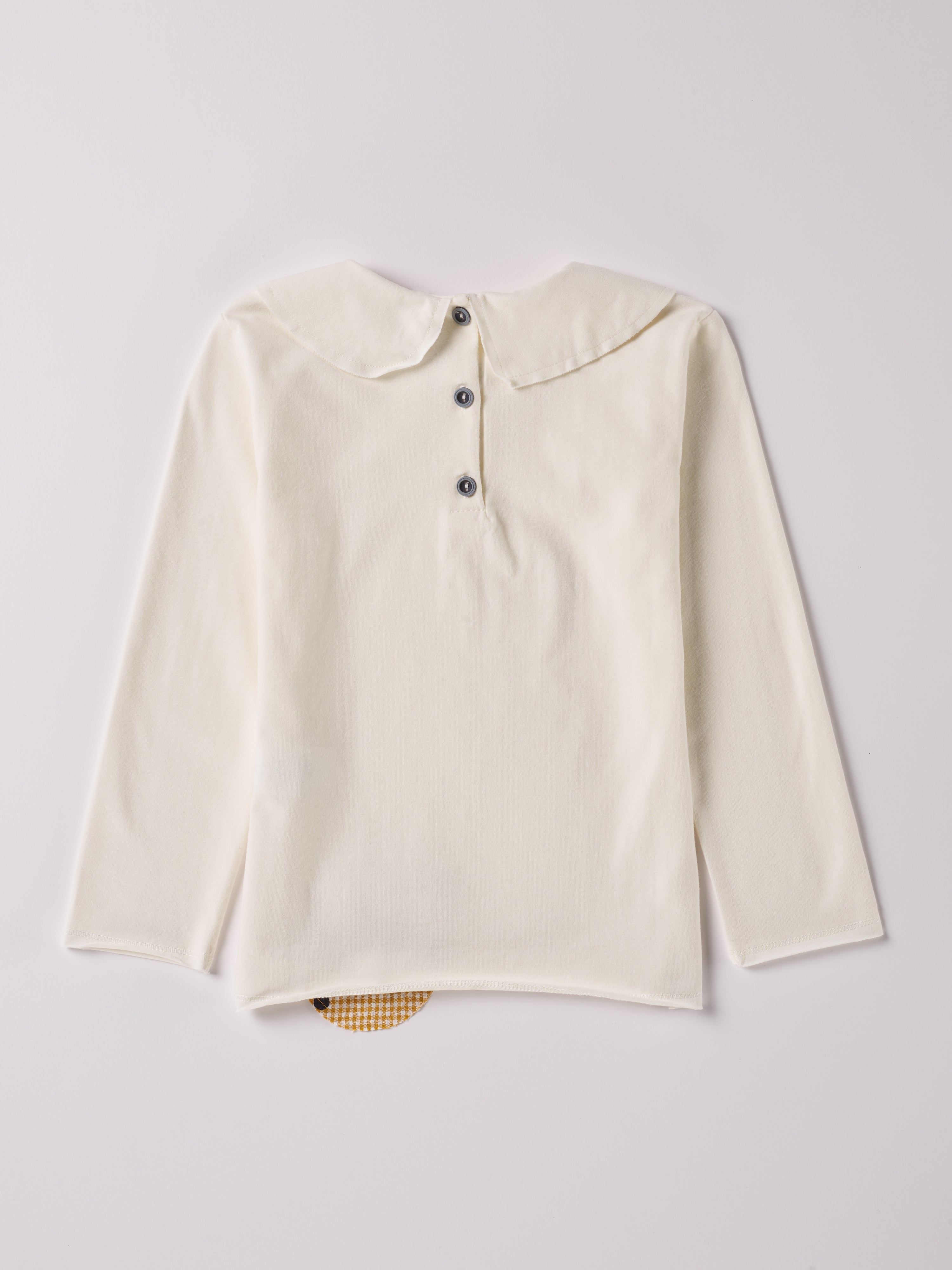 Die modische Bluse für Mädchen von AMIO Firenze ist aus weicher Baumwolle gefertigt und bietet durch das Innenflanell ein äußerst angenehmes Tragegefühl. Der Design-Kragen verleiht der Bluse einen besonders stilvollen Touch. Das Accessoire (Tasche) ist mit zwei Knöpfen an der Bluse fixiert und nach Bedarf abnehmbar.

Höchste Qualität, bestes Preis-Leistungs-Verhältnis MADE IN ITALY.