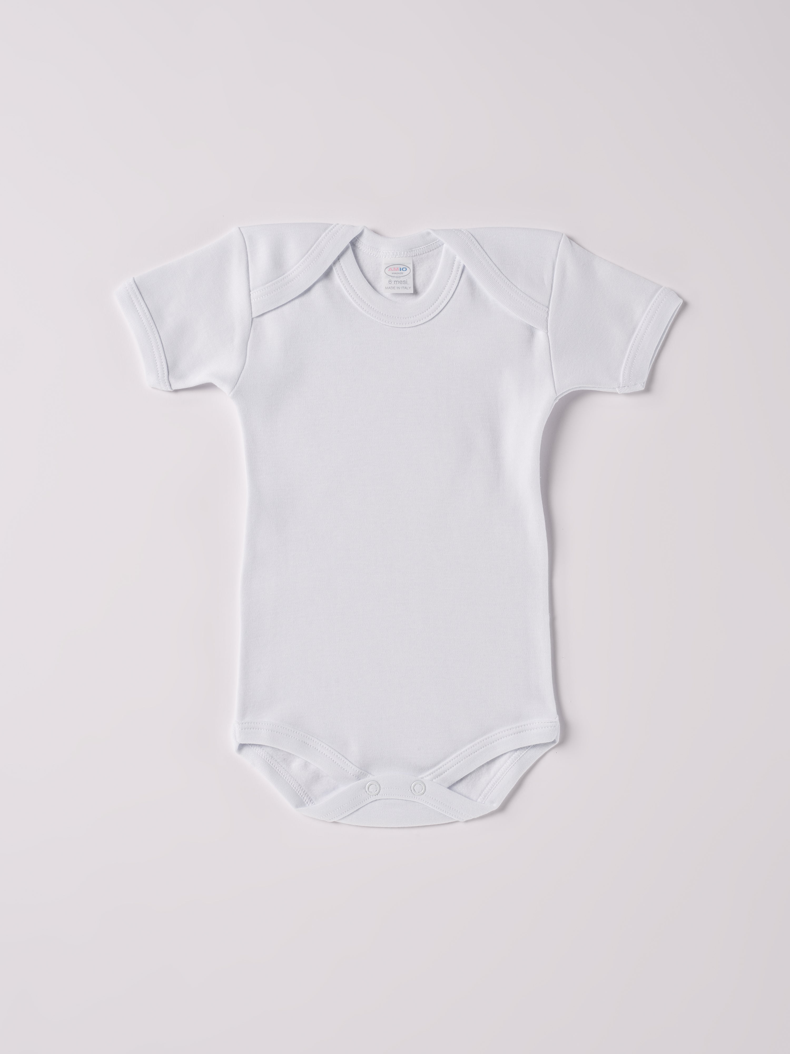 Der kurzarmige Americano, gefertigt aus 100% Baumwolle, hat eine perfekte Passform. Kundinnen und Kunden vertrauen auf unseren Schnitt da das Modell ein unkompliziertes und schnelles Anziehen ermöglichen. Auch nach mehreren Waschgängen bleibt die Passform an der Schulterpartie bestehen. Die "flanellartige" Innenseite wurde speziell für zarte Kinderhaut konzipiert und bietet ein besonders sanftes Trageerlebnis. Ein großer Vorteil der flanellartigen Innenseite ist, dass die Kinder weniger schwitzen.