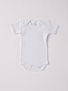 Der kurzarmige Americano, gefertigt aus 100% Baumwolle, hat eine perfekte Passform. Kundinnen und Kunden vertrauen auf unseren Schnitt da das Modell ein unkompliziertes und schnelles Anziehen ermöglichen. Auch nach mehreren Waschgängen bleibt die Passform an der Schulterpartie bestehen. Die "flanellartige" Innenseite wurde speziell für zarte Kinderhaut konzipiert und bietet ein besonders sanftes Trageerlebnis. Ein großer Vorteil der flanellartigen Innenseite ist, dass die Kinder weniger schwitzen.