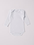 Der langarmige Americano, gefertigt aus 100% Baumwolle, hat eine perfekte Passform. Kundinnen und Kunden vertrauen auf unseren Schnitt da das Modell ein unkompliziertes und schnelles Anziehen ermöglichen. Auch nach mehreren Waschgängen bleibt die Passform an der Schulterpartie bestehen. Die "flanellartige" Innenseite wurde speziell für zarte Kinderhaut konzipiert und bietet ein besonders sanftes Trageerlebnis. Ein großer Vorteil der flanellartigen Innenseite ist, dass die Kinder weniger schwitzen.