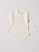 Der langarmige Body mit Stehkragen, gefertigt aus 100% Baumwolle, hat eine perfekte Passform. Kundinnen und Kunden vertrauen auf unseren Schnitt. Der Stehkragen liegt am Hals des Kindes an, beeinflusst den Tragekomfort nicht und schützt wärmespendend in der kalten Jahreszeit. Die "flanellartige" Innenseite wurde speziell für zarte Kinderhaut konzipiert und bietet ein besonders sanftes Trageerlebnis. Ein großer Vorteil der flanellartigen Innenseite ist, dass die Kinder weniger schwitzen.