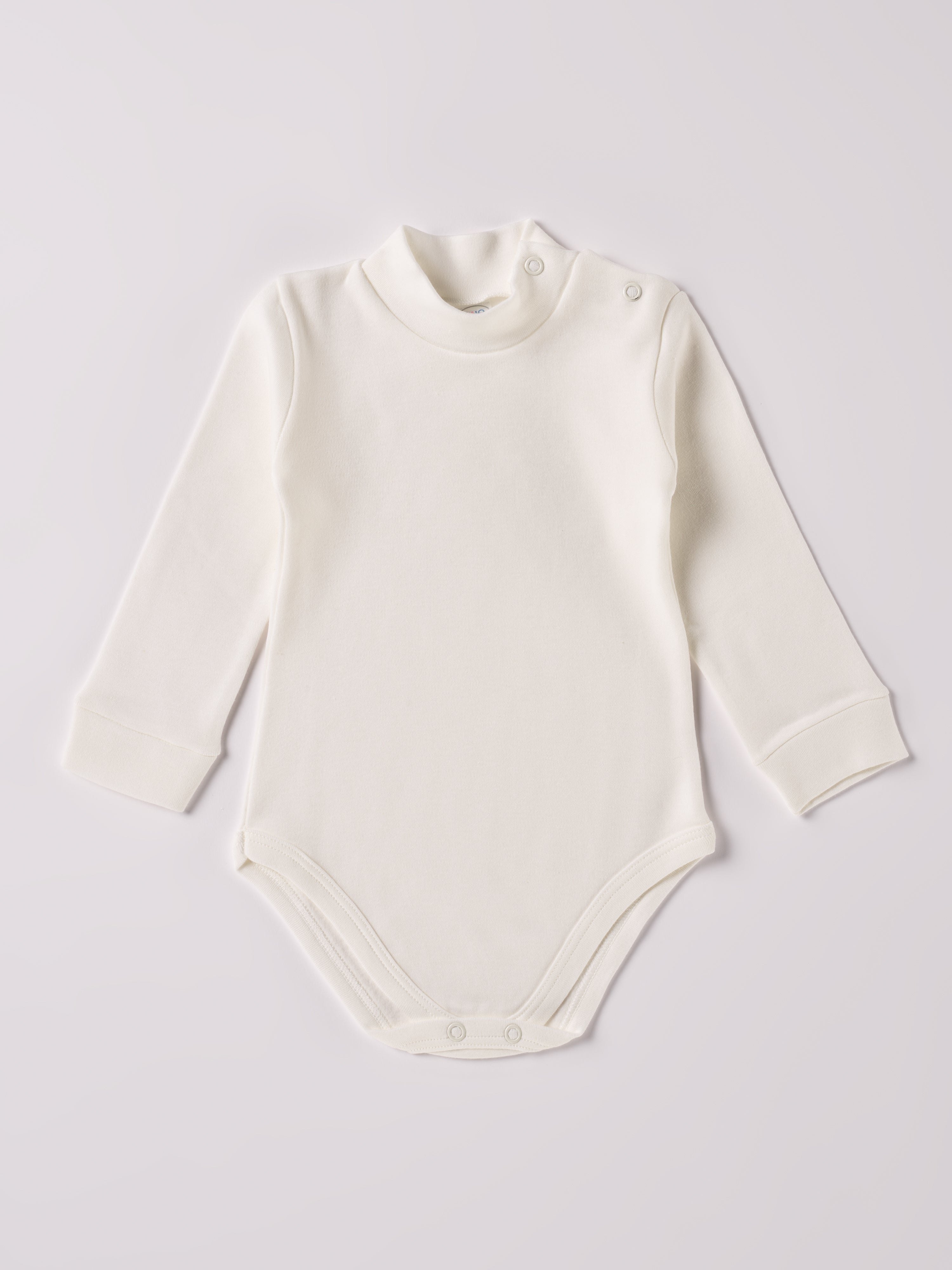 Der langarmige Body mit Stehkragen, gefertigt aus 100% Baumwolle, hat eine perfekte Passform. Kundinnen und Kunden vertrauen auf unseren Schnitt. Der Stehkragen liegt am Hals des Kindes an, beeinflusst den Tragekomfort nicht und schützt wärmespendend in der kalten Jahreszeit. Die "flanellartige" Innenseite wurde speziell für zarte Kinderhaut konzipiert und bietet ein besonders sanftes Trageerlebnis. Ein großer Vorteil der flanellartigen Innenseite ist, dass die Kinder weniger schwitzen.