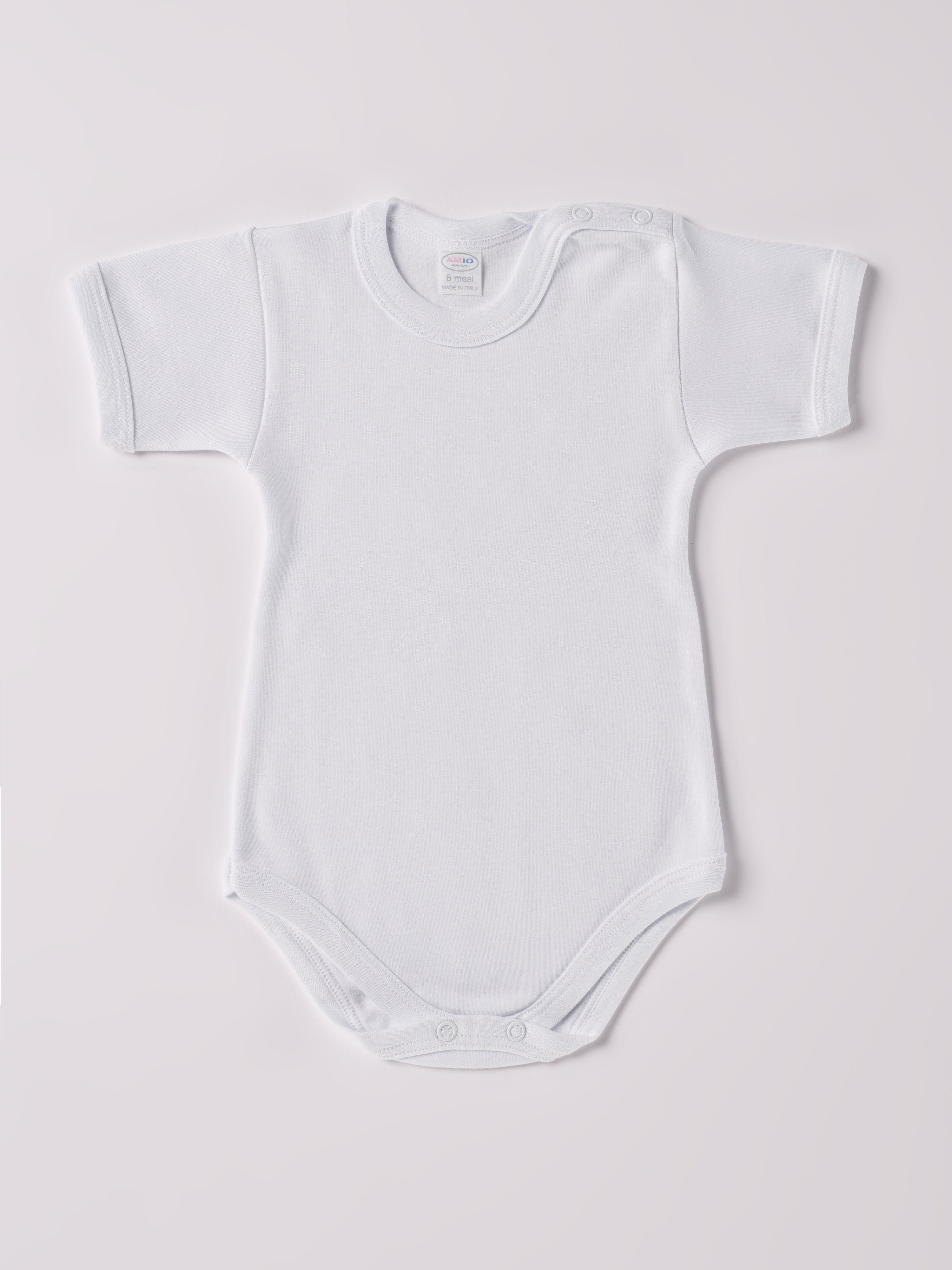 Der kurzarmige Body, gefertigt aus 100% Baumwolle, hat eine perfekte Passform. Kundinnen und Kunden vertrauen auf unseren Schnitt da die Knöpfe an der Schulterseite ein unkompliziertes und schnelles Anziehen ermöglichen. Die "flanellartige" Innenseite wurde speziell für zarte Kinderhaut konzipiert und bietet ein besonders sanftes Trageerlebnis. Ein großer Vorteil der flanellartigen Innenseite ist, dass die Kinder weniger schwitzen. Ein AMIO Firenze Must-Have für jede Grundausstattung.