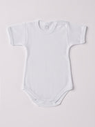 Der kurzarmige Body, gefertigt aus 100% Baumwolle, hat eine perfekte Passform. Kundinnen und Kunden vertrauen auf unseren Schnitt da die Knöpfe an der Schulterseite ein unkompliziertes und schnelles Anziehen ermöglichen. Die "flanellartige" Innenseite wurde speziell für zarte Kinderhaut konzipiert und bietet ein besonders sanftes Trageerlebnis. Ein großer Vorteil der flanellartigen Innenseite ist, dass die Kinder weniger schwitzen. Ein AMIO Firenze Must-Have für jede Grundausstattung.