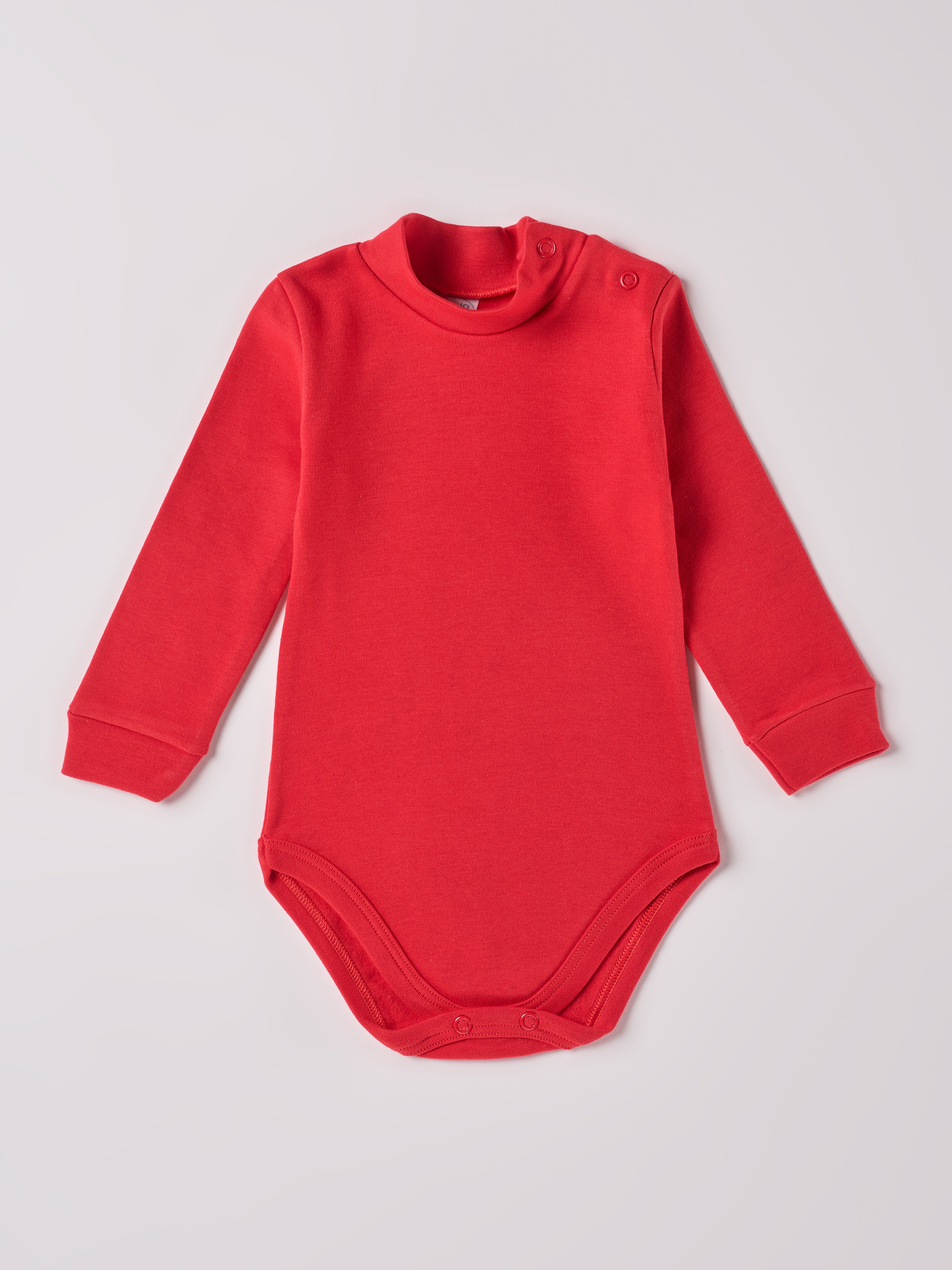 Der langarmige Body mit Stehkragen, gefertigt aus 100% Baumwolle, hat eine perfekte Passform. Kundinnen und Kunden vertrauen auf unseren Schnitt. Der Stehkragen liegt am Hals des Kindes an, beeinflusst den Tragekomfort nicht und schützt wärmespendend in der kalten Jahreszeit. Die "flanellartige" Innenseite wurde speziell für zarte Kinderhaut konzipiert und bietet ein besonders sanftes Trageerlebnis. Ein großer Vorteil der flanellartigen Innenseite ist, dass die Kinder weniger schwitzen.
