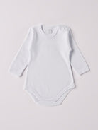 Der langarmige Body, gefertigt aus 100% Baumwolle, hat eine perfekte Passform. Kundinnen und Kunden vertrauen auf unseren Schnitt da die Knöpfe an der Schulterseite ein unkompliziertes und schnelles Anziehen ermöglichen. Die "flanellartige" Innenseite wurde speziell für zarte Kinderhaut konzipiert und bietet ein besonders sanftes Trageerlebnis. Ein großer Vorteil der flanellartigen Innenseite ist, dass die Kinder weniger schwitzen. Ein AMIO Firenze Must-Have für jede Grundausstattung.