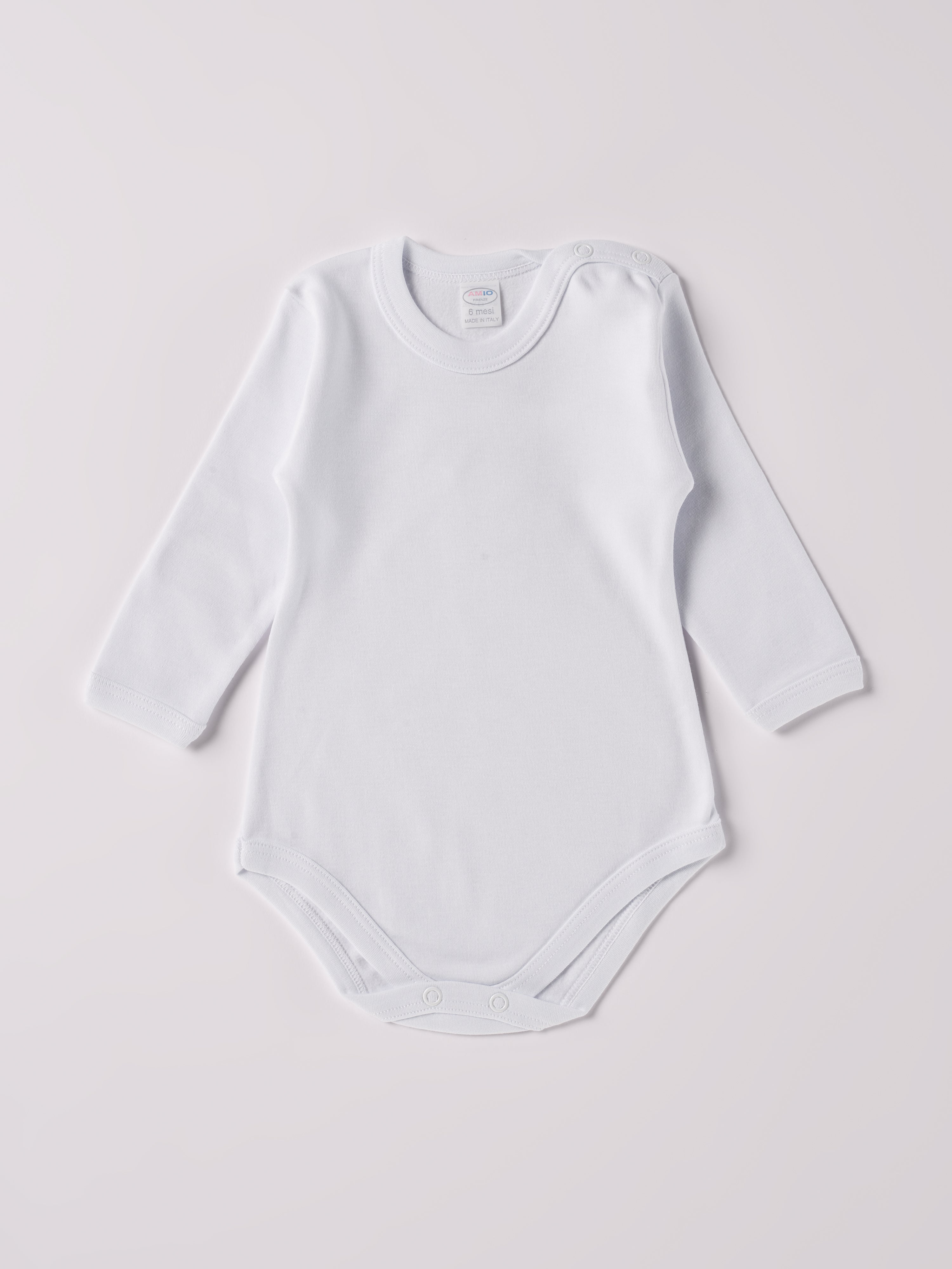 Der langarmige Body, gefertigt aus 100% Baumwolle, hat eine perfekte Passform. Kundinnen und Kunden vertrauen auf unseren Schnitt da die Knöpfe an der Schulterseite ein unkompliziertes und schnelles Anziehen ermöglichen. Die "flanellartige" Innenseite wurde speziell für zarte Kinderhaut konzipiert und bietet ein besonders sanftes Trageerlebnis. Ein großer Vorteil der flanellartigen Innenseite ist, dass die Kinder weniger schwitzen. Ein AMIO Firenze Must-Have für jede Grundausstattung.
