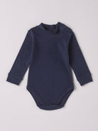 Der langarmige Body mit Stehkragen, gefertigt aus 100% Baumwolle, hat eine perfekte Passform. Kundinnen und Kunden vertrauen auf unseren Schnitt. Der Stehkragen liegt am Hals des Kindes an, beeinflusst den Tragekomfort nicht und schützt wärmespendend in der kalten Jahreszeit. Die "flanellartige" Innenseite wurde speziell für zarte Kinderhaut konzipiert und bietet ein besonders sanftes Trageerlebnis. Ein großer Vorteil der flanellartigen Innenseite ist, dass die Kinder weniger schwitzen.