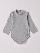 Der langarmige Body mit Stehkragen, gefertigt aus 100% Baumwolle, hat eine perfekte Passform. Kundinnen und Kunden vertrauen auf unseren Schnitt. Der Stehkragen liegt am Hals des Kindes an, beeinflusst den Tragekomfort nicht und schützt wärmespendend in der kalten Jahreszeit. Die "flanellartige" Innenseite wurde speziell für zarte Kinderhaut konzipiert und bietet ein besonders sanftes Trageerlebnis. Ein großer Vorteil der flanellartigen Innenseite ist, dass die Kinder weniger schwitzen.