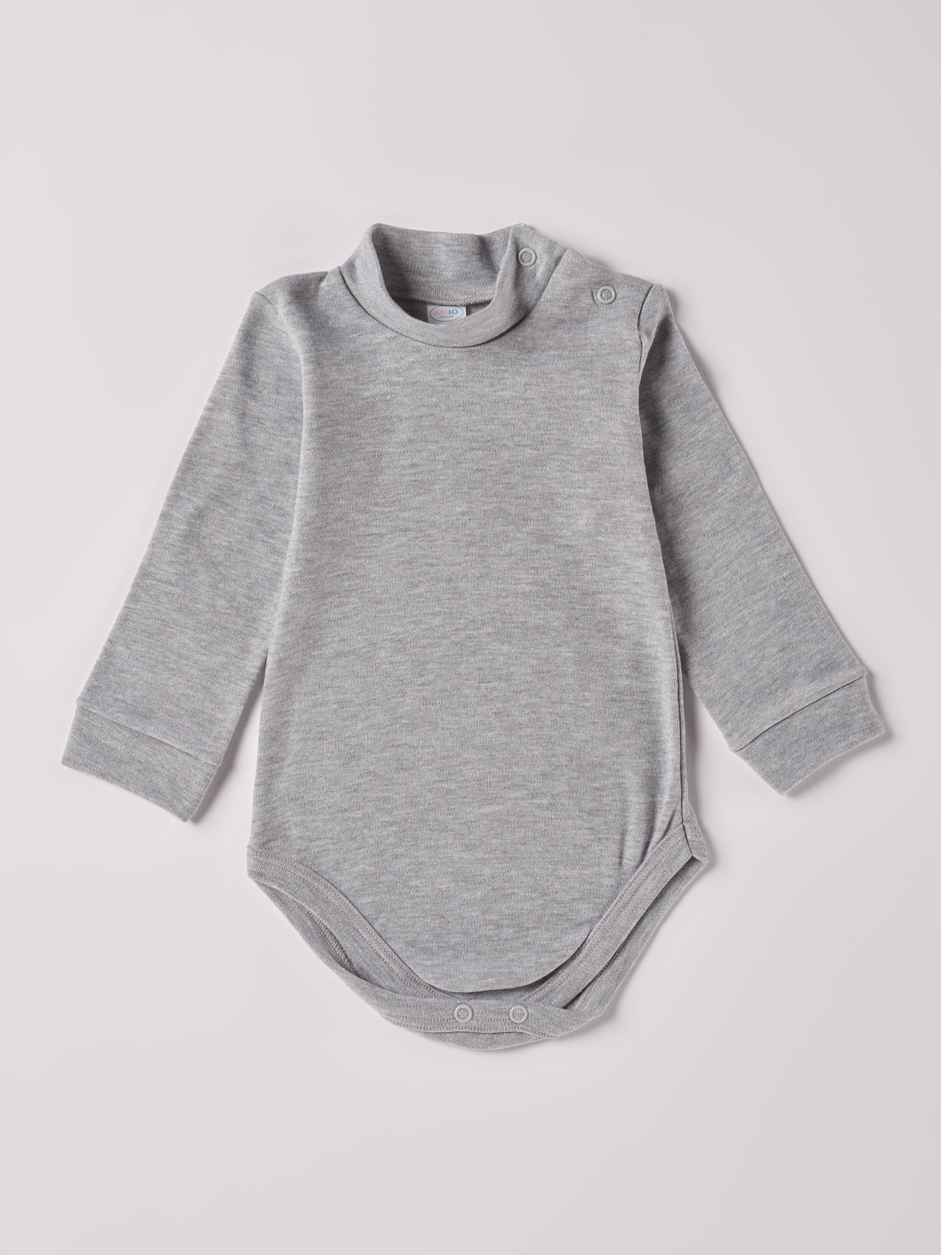 Der langarmige Body mit Stehkragen, gefertigt aus 100% Baumwolle, hat eine perfekte Passform. Kundinnen und Kunden vertrauen auf unseren Schnitt. Der Stehkragen liegt am Hals des Kindes an, beeinflusst den Tragekomfort nicht und schützt wärmespendend in der kalten Jahreszeit. Die "flanellartige" Innenseite wurde speziell für zarte Kinderhaut konzipiert und bietet ein besonders sanftes Trageerlebnis. Ein großer Vorteil der flanellartigen Innenseite ist, dass die Kinder weniger schwitzen.
