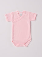 Der kurzarmige Wickelbody, gefertigt aus 100% Baumwolle, hat eine perfekte Passform. Kundinnen und Kunden vertrauen auf unseren Schnitt, da dieses Modell ein unkompliziertes und schnelles Anziehen ermöglicht. Die "flanellartige" Innenseite wurde speziell für zarte Kinderhaut konzipiert und bietet ein besonders sanftes Trageerlebnis. Ein großer Vorteil der flanellartigen Innenseite ist, dass die Kinder weniger schwitzen.&nbsp;Ein AMIO Firenze Must-Have für jede Grundausstattung.