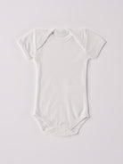 Der kurzarmige Americano, gefertigt aus 70% Bambus und 30% Baumwolle, hat eine perfekte Passform. Kundinnen und Kunden vertrauen auf unseren Schnitt, da dieses Modell ein unkompliziertes und schnelles Anziehen ermöglicht. Ein großer Vorteil der Bambusfaser ist, dass sie wärmeregulierende Eigenschaften hat, sodass die Babys nicht schwitzen. Zudem ist die Bambusfaser allergikerfreundlich. Ein AMIO Firenze Must-Have für jede Grundausstattung.