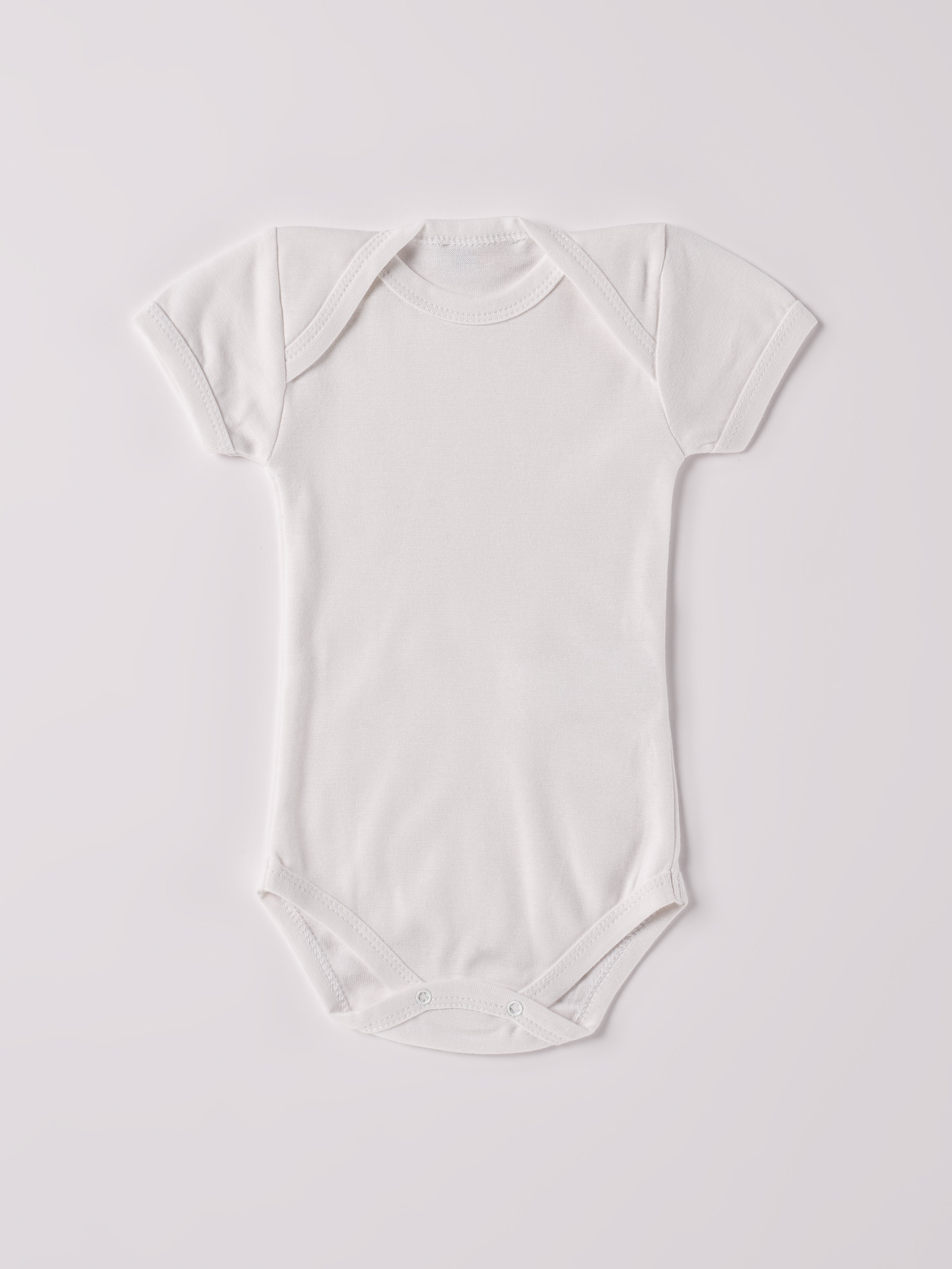 Der kurzarmige Americano, gefertigt aus 70% Bambus und 30% Baumwolle, hat eine perfekte Passform. Kundinnen und Kunden vertrauen auf unseren Schnitt, da dieses Modell ein unkompliziertes und schnelles Anziehen ermöglicht. Ein großer Vorteil der Bambusfaser ist, dass sie wärmeregulierende Eigenschaften hat, sodass die Babys nicht schwitzen. Zudem ist die Bambusfaser allergikerfreundlich. Ein AMIO Firenze Must-Have für jede Grundausstattung.