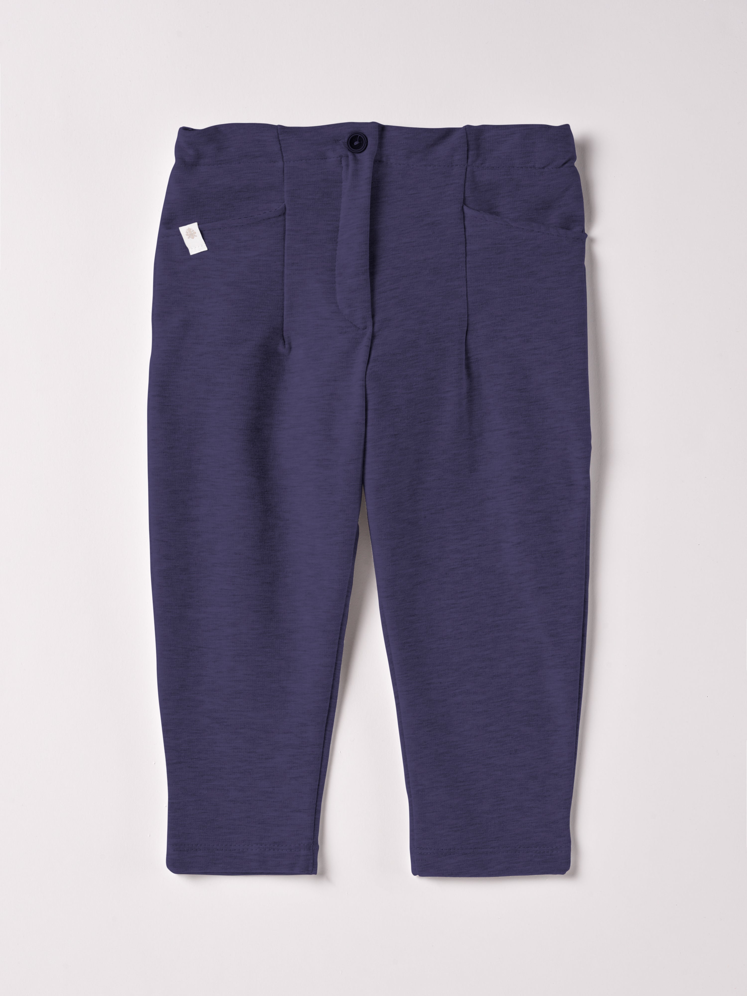 Diese moderne Chinohose mit breitem Schnitt, gefertigt aus Felpa Stoff mit Innenflanell, ist besonders weich und bietet einen hohen Tragekomfort. Die Breite lässt sich durch den elastischen Bund mit Innenknöpfen anpassen. Ein&nbsp;AMIO Firenze Must-Have für jede Grundausstattung.

Höchste Qualität, bestes Preis-Leistungs-Verhältnis MADE IN ITALY.