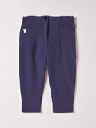 Diese moderne Chinohose mit breitem Schnitt, gefertigt aus Felpa Stoff mit Innenflanell, ist besonders weich und bietet einen hohen Tragekomfort. Die Breite lässt sich durch den elastischen Bund mit Innenknöpfen anpassen. Ein&nbsp;AMIO Firenze Must-Have für jede Grundausstattung.

Höchste Qualität, bestes Preis-Leistungs-Verhältnis MADE IN ITALY.