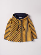 Die Wendejacke aus weicher Baumwolle ist der ideale Begleiter für den Alltag während der kalten Jahreszeit. Die doppelte Stofflage schenkt Wärme und die Kapuze kann somit eine Mütze ersetzen. Durch die Wendemöglichkeit hat man zwei Designs zur Wahl, sowohl für Indoor als auch für Outdoor.&nbsp;Ein AMIO Firenze Must-Have für jede Grundausstattung.

Höchste Qualität, bestes Preis-Leistungs-Verhältnis MADE IN ITALY.