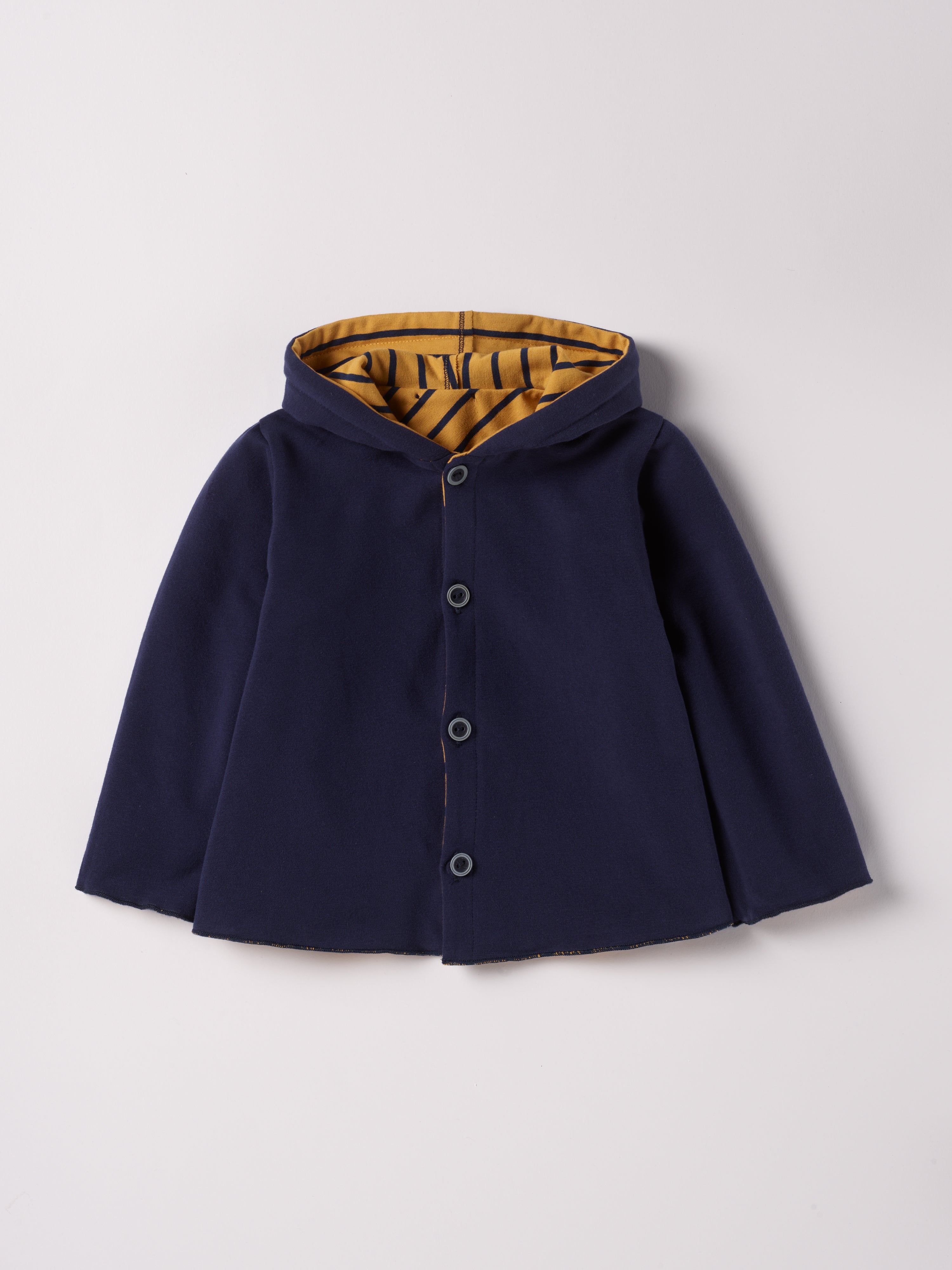 Die Wendejacke aus weicher Baumwolle ist der ideale Begleiter für den Alltag während der kalten Jahreszeit. Die doppelte Stofflage schenkt Wärme und die Kapuze kann somit eine Mütze ersetzen. Durch die Wendemöglichkeit hat man zwei Designs zur Wahl, sowohl für Indoor als auch für Outdoor.&nbsp;Ein AMIO Firenze Must-Have für jede Grundausstattung.

Höchste Qualität, bestes Preis-Leistungs-Verhältnis MADE IN ITALY.