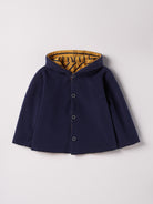 Die Wendejacke aus weicher Baumwolle ist der ideale Begleiter für den Alltag während der kalten Jahreszeit. Die doppelte Stofflage schenkt Wärme und die Kapuze kann somit eine Mütze ersetzen. Durch die Wendemöglichkeit hat man zwei Designs zur Wahl, sowohl für Indoor als auch für Outdoor.&nbsp;Ein AMIO Firenze Must-Have für jede Grundausstattung.

Höchste Qualität, bestes Preis-Leistungs-Verhältnis MADE IN ITALY.