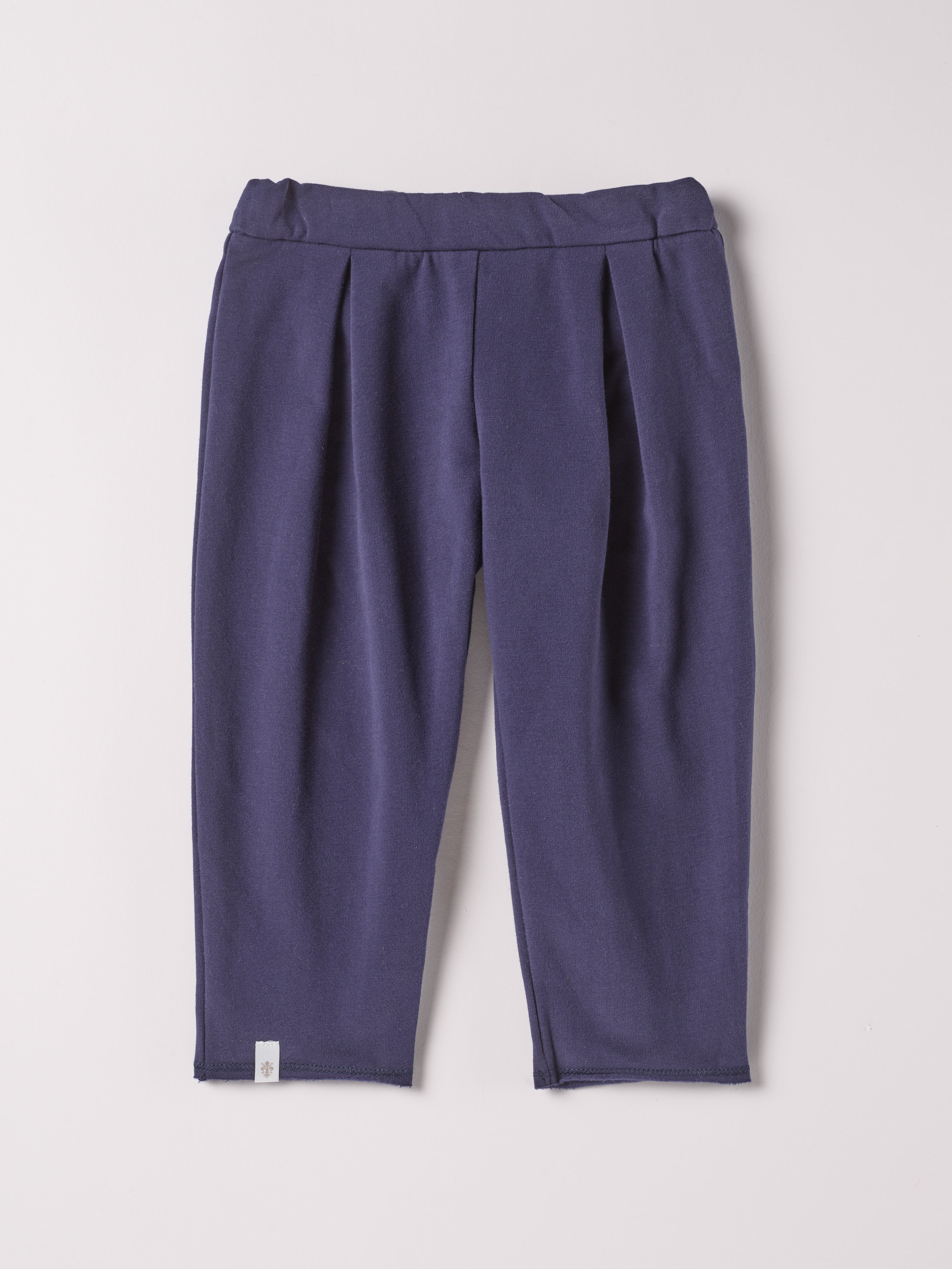 Diese moderne Hose mit breitem Schnitt, gefertigt aus Felpa Stoff mit Innenflanell, ist besonders weich und bietet einen hohen Tragekomfort. Die Breite lässt sich durch den elastischen Bund mit Innenknöpfen anpassen.&nbsp;Ein&nbsp;AMIO Firenze Must-Have für jede Grundausstattung.

Höchste Qualität, bestes Preis-Leistungs-Verhältnis MADE IN ITALY.