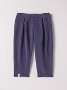 Diese moderne Hose mit breitem Schnitt, gefertigt aus Felpa Stoff mit Innenflanell, ist besonders weich und bietet einen hohen Tragekomfort. Die Breite lässt sich durch den elastischen Bund mit Innenknöpfen anpassen.&nbsp;Ein&nbsp;AMIO Firenze Must-Have für jede Grundausstattung.

Höchste Qualität, bestes Preis-Leistungs-Verhältnis MADE IN ITALY.