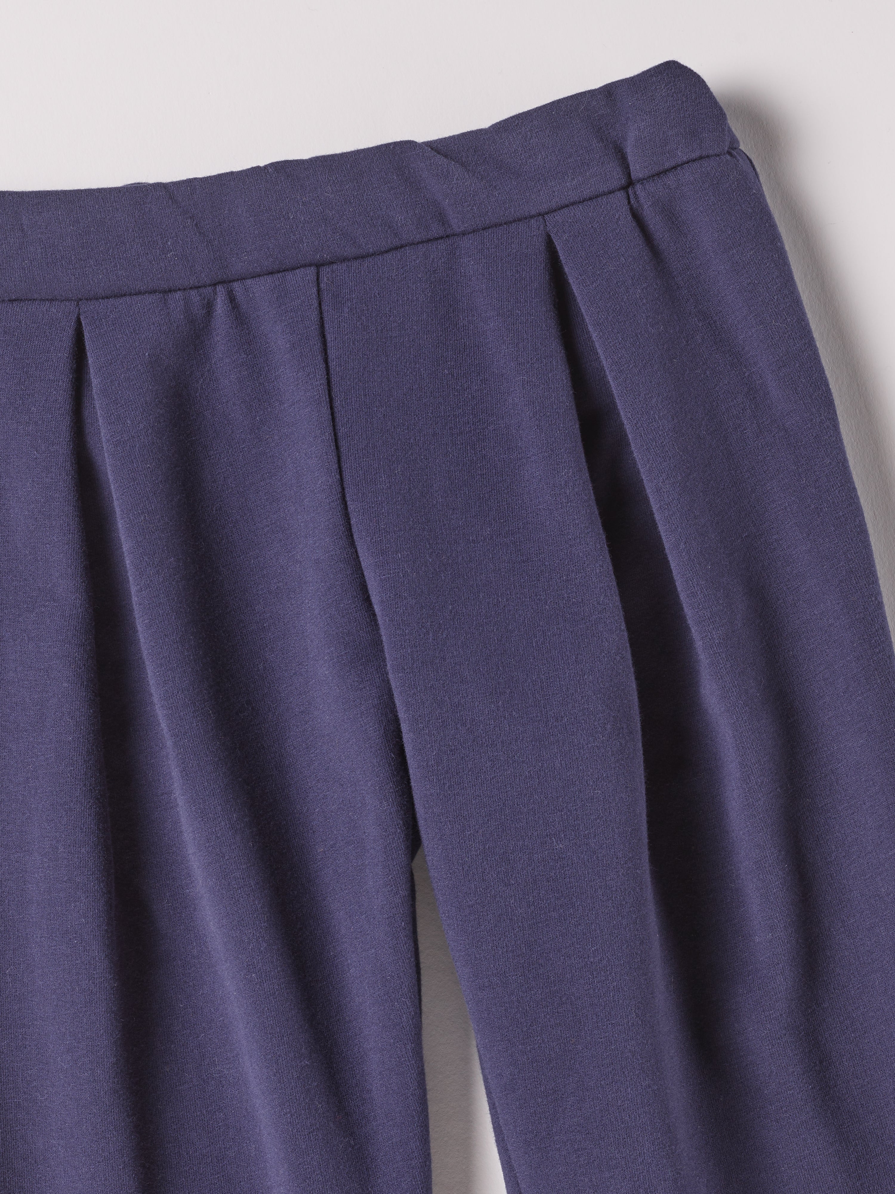 Diese moderne Hose mit breitem Schnitt, gefertigt aus Felpa Stoff mit Innenflanell, ist besonders weich und bietet einen hohen Tragekomfort. Die Breite lässt sich durch den elastischen Bund mit Innenknöpfen anpassen.&nbsp;Ein&nbsp;AMIO Firenze Must-Have für jede Grundausstattung.

Höchste Qualität, bestes Preis-Leistungs-Verhältnis MADE IN ITALY.