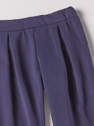 Diese moderne Hose mit breitem Schnitt, gefertigt aus Felpa Stoff mit Innenflanell, ist besonders weich und bietet einen hohen Tragekomfort. Die Breite lässt sich durch den elastischen Bund mit Innenknöpfen anpassen.&nbsp;Ein&nbsp;AMIO Firenze Must-Have für jede Grundausstattung.

Höchste Qualität, bestes Preis-Leistungs-Verhältnis MADE IN ITALY.