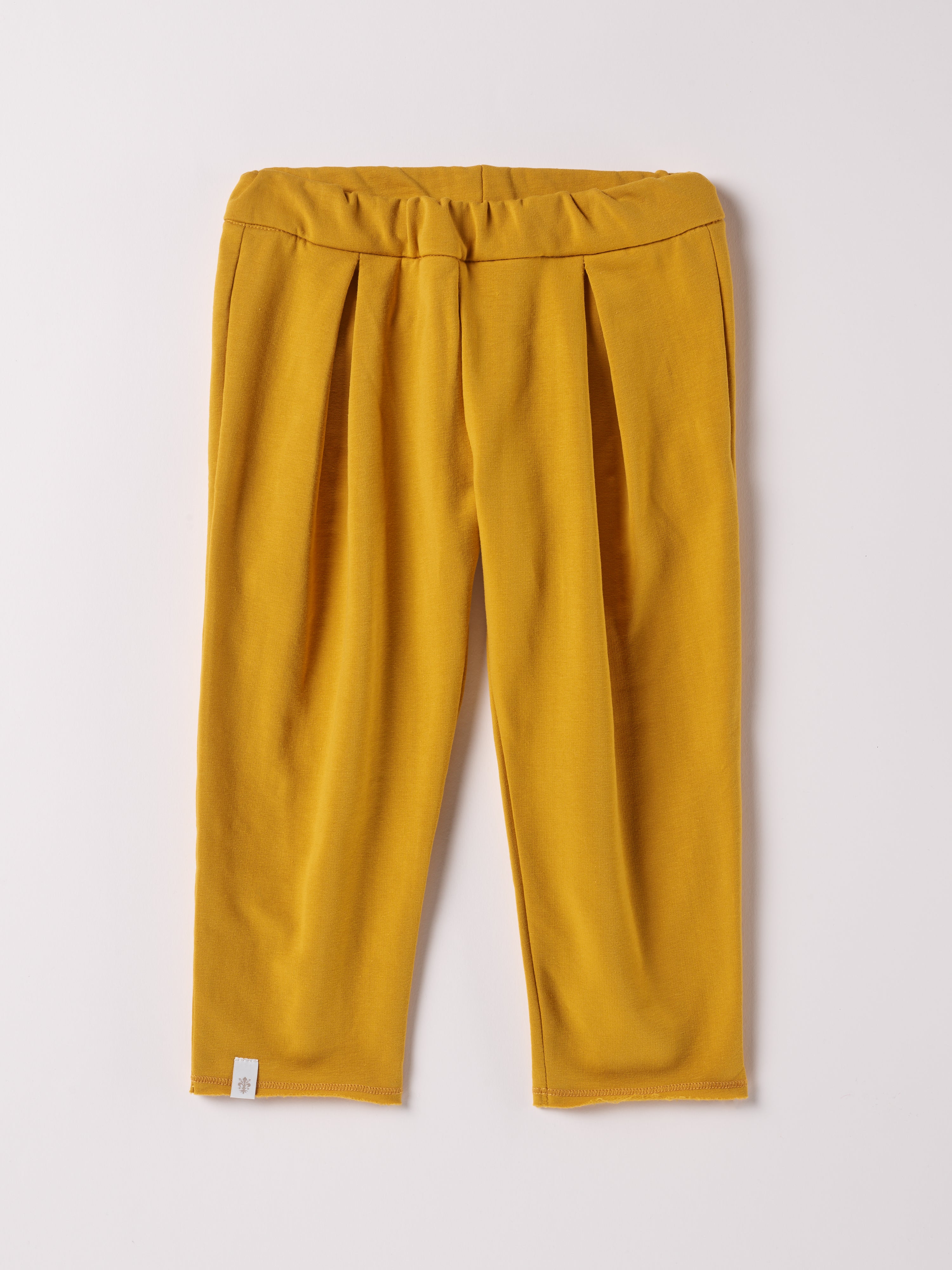 Diese moderne Hose mit breitem Schnitt, gefertigt aus Felpa Stoff mit Innenflanell, ist besonders weich und bietet einen hohen Tragekomfort. Die Breite lässt sich durch den elastischen Bund mit Innenknöpfen anpassen.&nbsp;Ein&nbsp;AMIO Firenze Must-Have für jede Grundausstattung.

Höchste Qualität, bestes Preis-Leistungs-Verhältnis MADE IN ITALY.