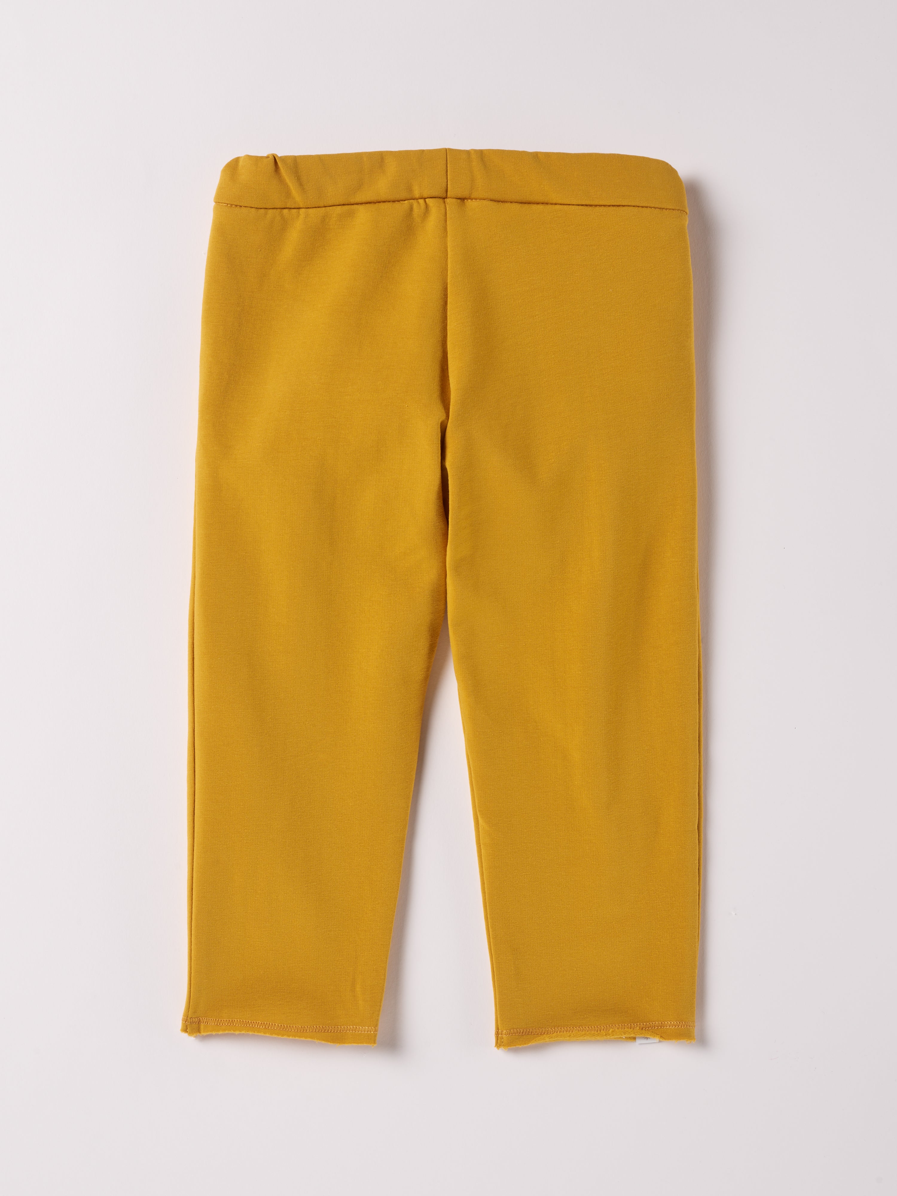Diese moderne Hose mit breitem Schnitt, gefertigt aus Felpa Stoff mit Innenflanell, ist besonders weich und bietet einen hohen Tragekomfort. Die Breite lässt sich durch den elastischen Bund mit Innenknöpfen anpassen.&nbsp;Ein&nbsp;AMIO Firenze Must-Have für jede Grundausstattung.

Höchste Qualität, bestes Preis-Leistungs-Verhältnis MADE IN ITALY.