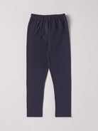 Diese Leggings, gefertigt aus 100% Baumwolle, ist weich und äußerst bequem. Die "flanellartige" Innenseite wurde speziell für zarte Kinderhaut konzipiert und bietet ein besonders sanftes Trageerlebnis. Ein großer Vorteil der flanellartigen Innenseite ist, dass die Kinder weniger schwitzen. Ein AMIO Firenze Must-Have für jede Grundausstattung.

Höchste Qualität, bestes Preis-Leistungs-Verhältnis MADE IN ITALY.