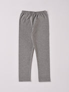 Diese Leggings, gefertigt aus 100% Baumwolle, ist weich und äußerst bequem. Die "flanellartige" Innenseite wurde speziell für zarte Kinderhaut konzipiert und bietet ein besonders sanftes Trageerlebnis. Ein großer Vorteil der flanellartigen Innenseite ist, dass die Kinder weniger schwitzen. Ein AMIO Firenze Must-Have für jede Grundausstattung.

Höchste Qualität, bestes Preis-Leistungs-Verhältnis MADE IN ITALY.