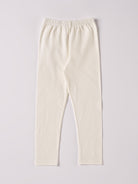 Diese Leggings, gefertigt aus 100% Baumwolle, ist weich und äußerst bequem. Die "flanellartige" Innenseite wurde speziell für zarte Kinderhaut konzipiert und bietet ein besonders sanftes Trageerlebnis. Ein großer Vorteil der flanellartigen Innenseite ist, dass die Kinder weniger schwitzen. Ein AMIO Firenze Must-Have für jede Grundausstattung.

Höchste Qualität, bestes Preis-Leistungs-Verhältnis MADE IN ITALY.