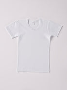 Dieses T-Shirt, gefertigt aus 100% Baumwolle, ist federleicht, weich und äußerst bequem. Die zarte Gestaltung mit Schlaufen am Halsausschnitt und einem niedlichen Schleifchen verleiht dem&nbsp;AMIO Firenze T-Shirt einen besonderen Charme. Die "flanellartige" Innenseite wurde speziell für zarte Kinderhaut konzipiert und bietet ein besonders sanftes Trageerlebnis. Ein großer Vorteil der flanellartigen Innenseite ist, dass die Kinder weniger schwitzen.

Höchste Qualität, bestes Preis-Leistungs-Verhältnis MADE 