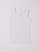 Dieses Unterhemd, gefertigt aus 100% Baumwolle, ist federleicht, weich und äußerst bequem. Die zarte Gestaltung mit Schlaufen am Halsausschnitt und einem niedlichen Schleifchen verleiht dem AMIO Firenze Unterhemd einen besonderen Charme. Die "flanellartige" Innenseite wurde speziell für zarte Kinderhaut konzipiert und bietet ein besonders sanftes Trageerlebnis. Ein großer Vorteil der flanellartigen Innenseite ist, dass die Kinder weniger schwitzen.

Höchste Qualität, bestes Preis-Leistungs-Verhältnis MADE I