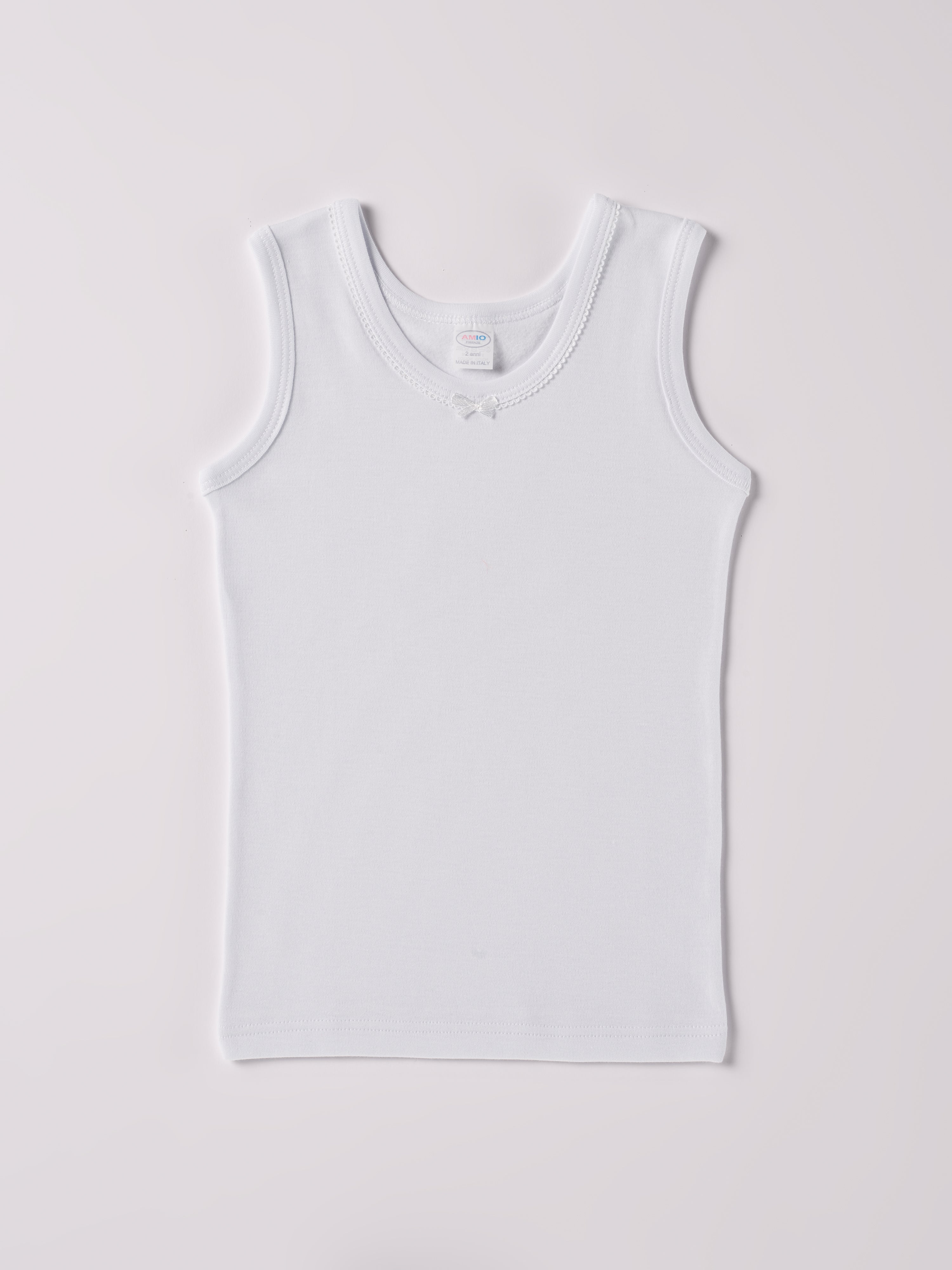 Dieses Unterhemd, gefertigt aus 100% Baumwolle, ist federleicht, weich und äußerst bequem. Die zarte Gestaltung mit Schlaufen am Halsausschnitt und einem niedlichen Schleifchen verleiht dem AMIO Firenze Unterhemd einen besonderen Charme. Die "flanellartige" Innenseite wurde speziell für zarte Kinderhaut konzipiert und bietet ein besonders sanftes Trageerlebnis. Ein großer Vorteil der flanellartigen Innenseite ist, dass die Kinder weniger schwitzen.

Höchste Qualität, bestes Preis-Leistungs-Verhältnis MADE I