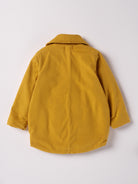 Der stilvolle, senffarbene Herbstmantel von AMIO Firenze ist der ideale Begleiter für kühle Tage. Das weiche, angenehm wärmende Material bietet hohen Tragekomfort, während die sorgfältige Verarbeitung und perfekte Passform für eine moderne Silhouette sorgen. Dank seiner Strapazierfähigkeit eignet sich der Mantel sowohl für den Alltag als auch für besondere Anlässe.


Höchste Qualität, bestes Preis-Leistungs-Verhältnis MADE IN ITALY.