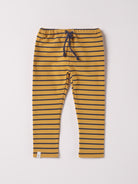 Diese modische Leggings ist ein eleganter Blickfang im Alltag. Der weiche Baumwollstoff liegt angenehm auf der Haut und sorgt für ein geschmeidiges Tragegefühl. Das moderne Design verleiht jedem Auftritt eine stilvolle Note.

Höchste Qualität, bestes Preis-Leistungs-Verhältnis MADE IN ITALY.