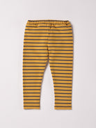 Diese modische Leggings ist ein eleganter Blickfang im Alltag. Der weiche Baumwollstoff liegt angenehm auf der Haut und sorgt für ein geschmeidiges Tragegefühl. Das moderne Design verleiht jedem Auftritt eine stilvolle Note.

Höchste Qualität, bestes Preis-Leistungs-Verhältnis MADE IN ITALY.