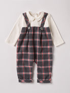 Der weiche und wärmespendende Overall aus 100% Baumwolle von AMIO Firenze mit karierten Hosen im latzhosendesign ist der perfekte Begleiter für den Alltag in der kalten Jahreszeit. Maximaler Tragekomfort, gepaart mit einer herausragenden Passform. Das Modell hat einen praktischen Schnitt, um etwa die Windel schnell und unkompliziert wechseln zu können. Ein AMIO Firenze Must-Have für jede Grundausstattung.

Höchste Qualität, bestes Preis-Leistungs-Verhältnis MADE IN ITALY.