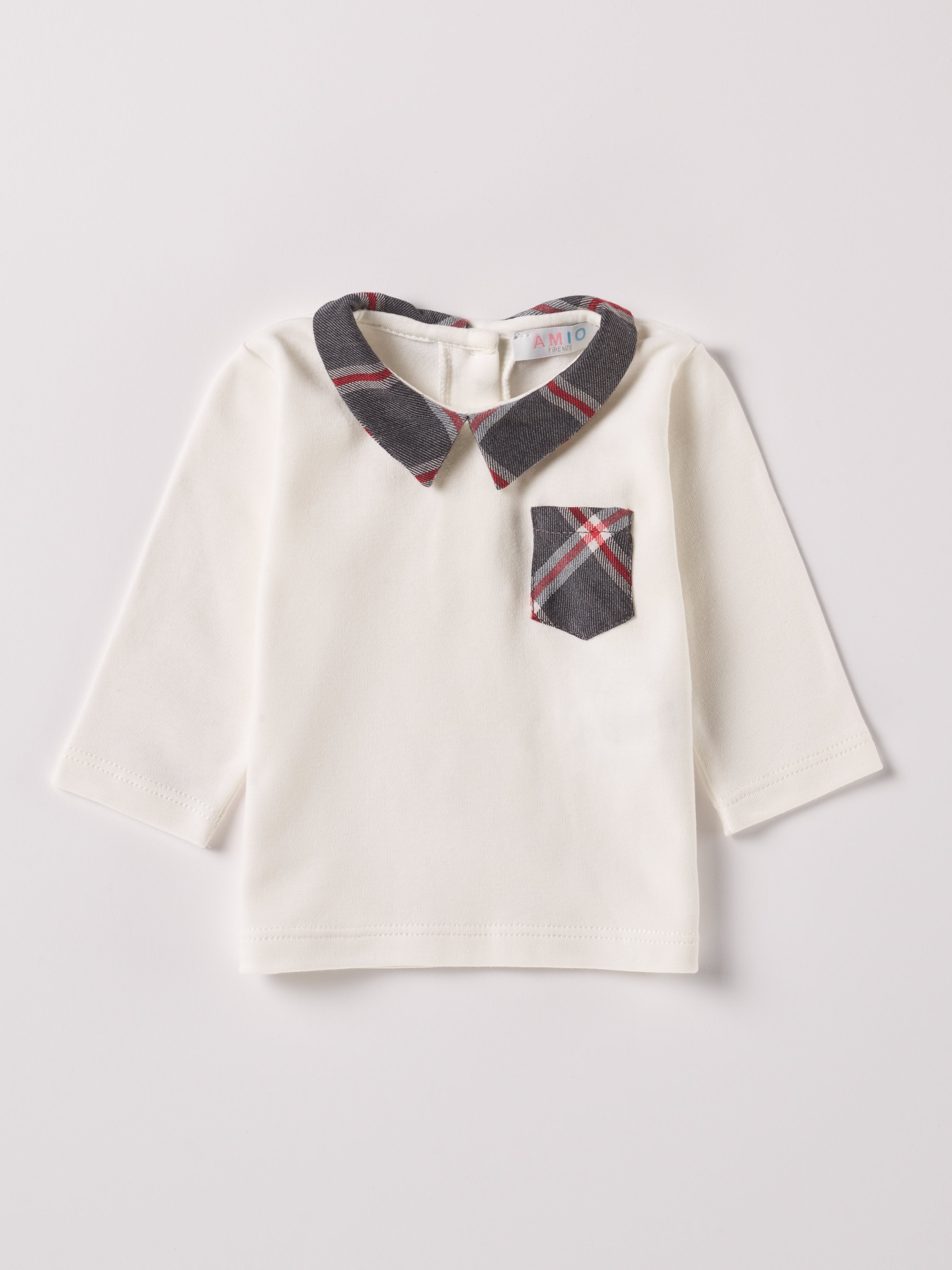 Das Interlock-Shirt für Baby Jungen von AMIO Firenze ist aus weicher Baumwolle gefertigt und bietet durch das Innenflanell ein äußerst angenehmes Tragegefühl. Der Tartan-Kragen und die Brusttasche verleihen dem Langarmshirt einen besonders stilvollen Touch.

Höchste Qualität, bestes Preis-Leistungs-Verhältnis MADE IN ITALY.