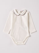 Der langarmige Body, gefertigt aus 100% Baumwolle, hat eine perfekte Passform. Kundinnen und Kunden vertrauen auf unseren Schnitt, da die flachen Knöpfe an der Rückseite ein unkompliziertes und schnelles Anziehen ermöglichen. Die "flanellartige" Innenseite wurde speziell für zarte Kinderhaut konzipiert und bietet ein besonders sanftes Trageerlebnis. Ein großer Vorteil der flanellartigen Innenseite ist, dass die Kinder weniger schwitzen. Der Kragen verleiht dem Body ein edles Design.