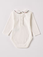 Der langarmige Body, gefertigt aus 100% Baumwolle, hat eine perfekte Passform. Kundinnen und Kunden vertrauen auf unseren Schnitt, da die flachen Knöpfe an der Rückseite ein unkompliziertes und schnelles Anziehen ermöglichen. Die "flanellartige" Innenseite wurde speziell für zarte Kinderhaut konzipiert und bietet ein besonders sanftes Trageerlebnis. Ein großer Vorteil der flanellartigen Innenseite ist, dass die Kinder weniger schwitzen. Der Kragen verleiht dem Body ein edles Design.