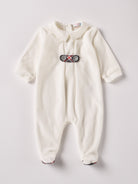 Der weiche und wärmespendende Strampler von AMIO Firenze mit Kragen und Knopfapplikation ist der perfekte Begleiter für den Alltag in der kalten Jahreszeit. Maximaler Tragekomfort, gepaart mit einer herausragenden Passform aus Samt (Ciniglia). Das Modell hat einen praktischen Schnitt, um etwa die Windel schnell und unkompliziert wechseln zu können. Ein AMIO Firenze Must-Have für jede Grundausstattung.

Höchste Qualität, bestes Preis-Leistungs-Verhältnis MADE IN ITALY.