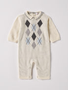 Der weiche und wärmespendende Overall von AMIO Firenze ist der perfekte Begleiter für die kalte Jahreszeit. Vielseitig kombinierbar und aufgrund der Materialzusammensetzung strapazierfähig für den Alltag. Das eingewebte Argyle-Muster verleiht dem Strickoverall einen klassischen Look. Maximaler Tragekomfort, gepaart mit einer herausragenden Passform.

Höchste Qualität, bestes Preis-Leistungs-Verhältnis MADE IN ITALY.